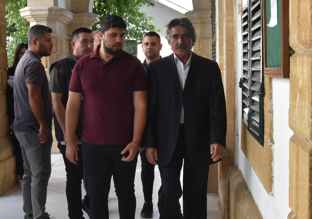 1 doktor ve 1 eczacı teminatla serbest bırakıldı