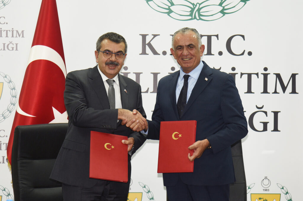 Bakan Çavuşoğlu TC Milli Eğitim Bakanı Tekin ile görüştü, işbirliği protokolü imzalandı