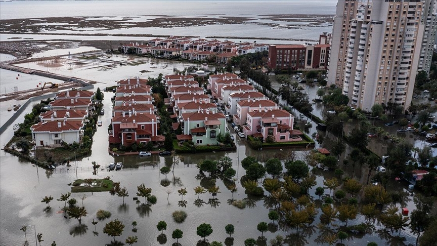 İzmir’de deniz taştı, sokaklar su altında kaldı