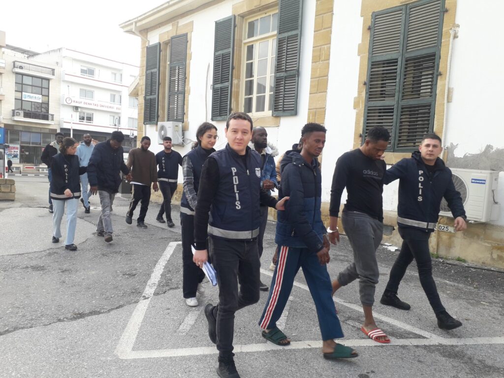 Ülkede kaçak olan 8 kişi 3 gün tutuklu kalacak