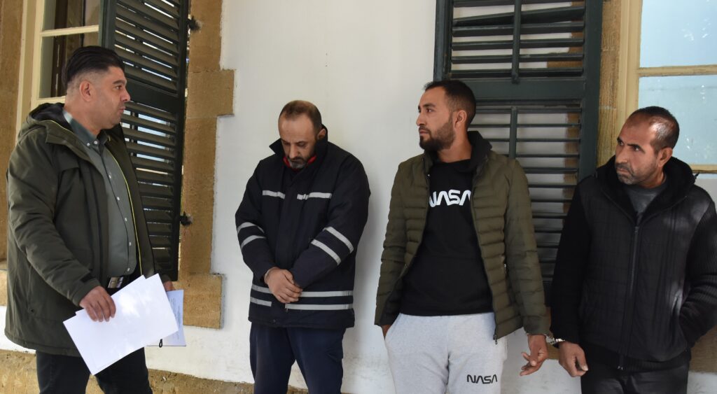 Yolcuların valizlerinden hırsızlık yaptılar!
