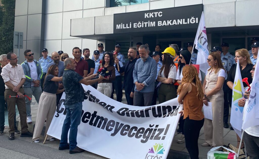 “Öğretmen boyun eğmez, para ile baskı altına girmez ama öğretmensiz de eğitim olmaz”