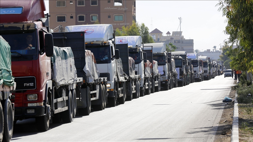 İsrail saldırıları altındaki Gazze’ye insani yardım taşıyan 59 tır daha ulaştı