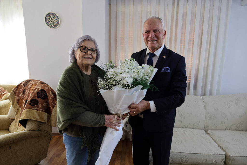 Töre, lise eğitimindeki tarih öğretmeni Özçelik’i ziyaret etti