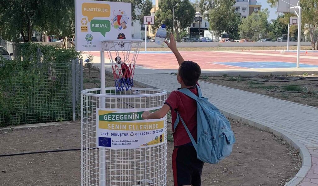 İlkokullara Basket Potası şeklindeki “Atık Ayrıştırma Kutuları” kazandırıldı
