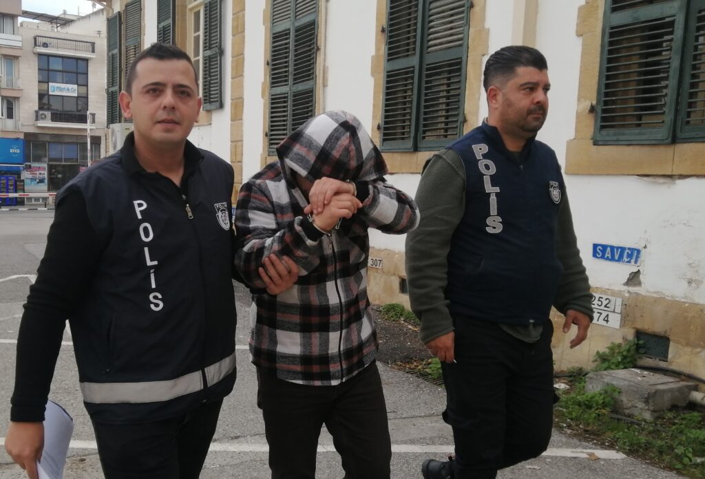 Kredi kartını vermedi diye eşini darp etti!