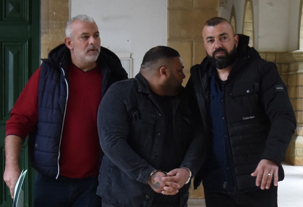 Çalışma izni işvereni tarafından iptal edilen zanlı tutuklu yargılanacak