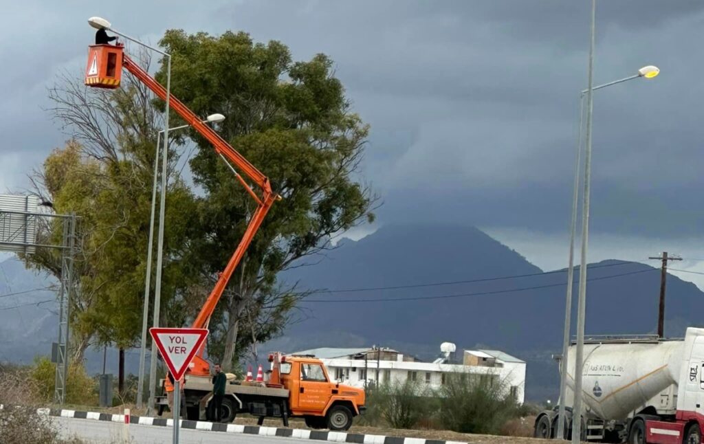 Lefkoşa-Gazimağusa Anayolu üzerindeki kavşaklarda bulunan yol aydınlatma sistemlerindeki arızalar giderildi