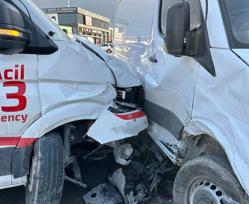 Bir ambulans ile 4 aracın karıştığı kazada bir kişi yaralandı