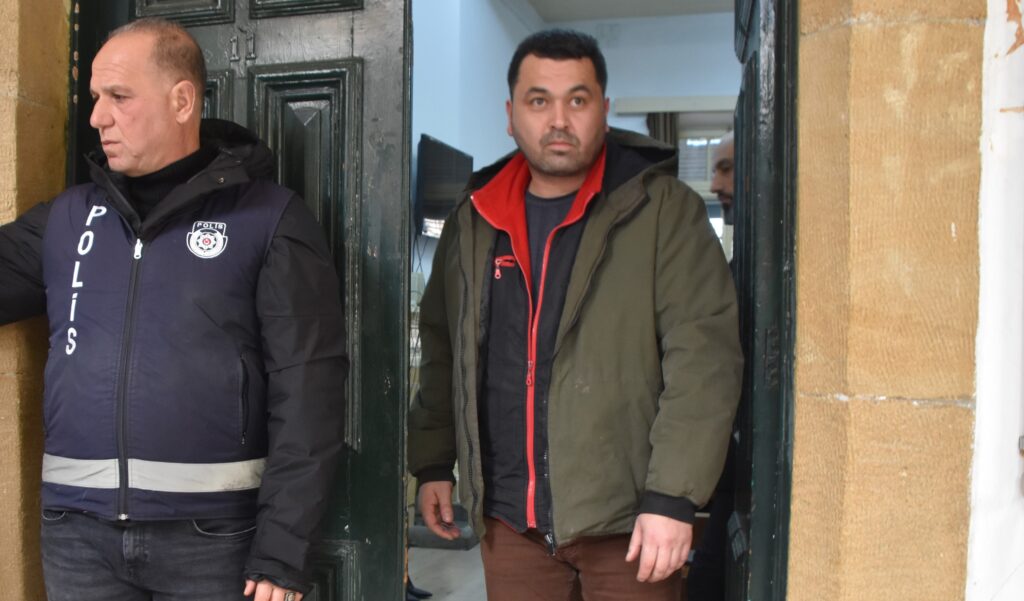 Eşi kendisiyle beraber uyumadı darp etti!
