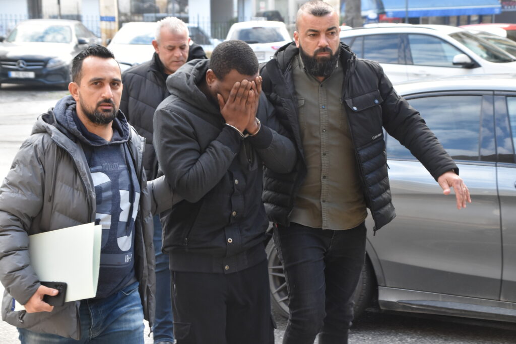 Şüpheli hareketleri dikkat çekti, üzerinden uyuşturucu çıktı!