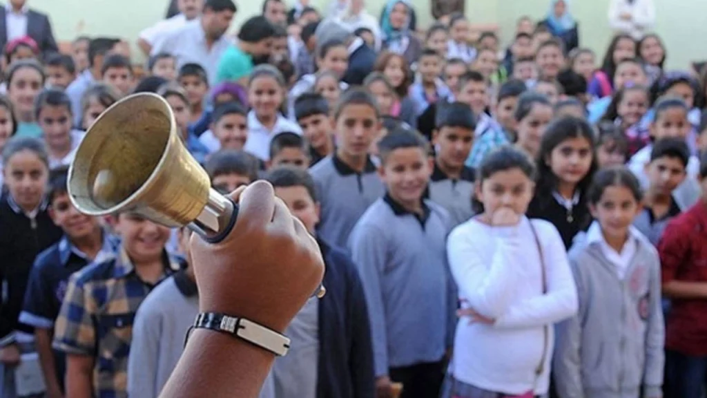 İlk ve orta dereceli okullarda öğrenciler bugün ders başı yaptı
