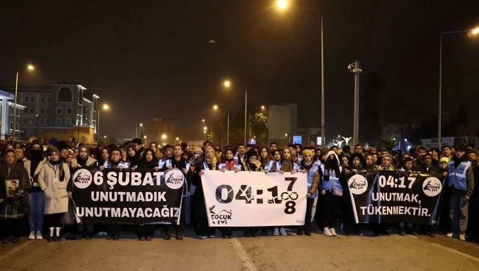 Depremzedeler 6 Şubat’ın yıl dönümünde geceyi sokaklarda geçirdi
