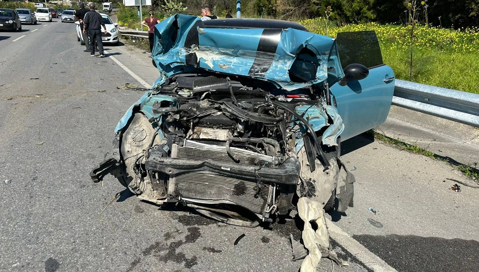 Girne –Lefkoşa ana yolunda bir araç bariyerlere çarptı