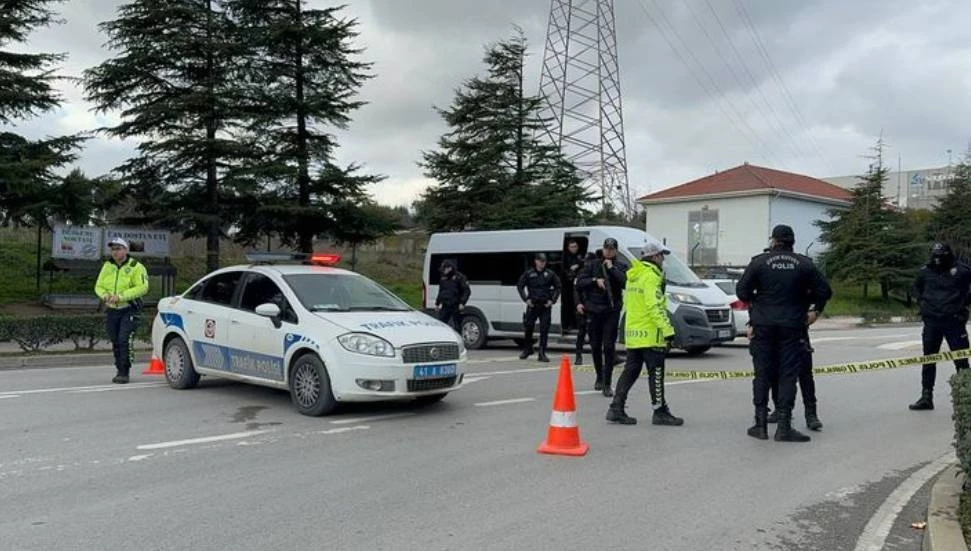 Kocaeli’deki fabrikada 7 işçi rehin alındı Kocaeli’nin Gebze ilçesindeki fabrikada 7 işçi rehin alındı.