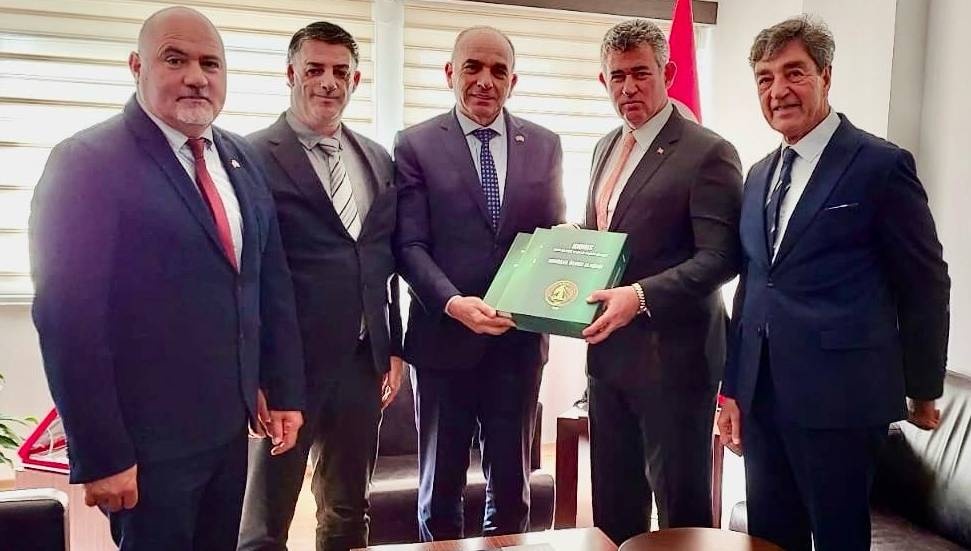 “Şehitler Ölmez Albümü” Türkiye’nin Lefkoşa Büyükelçisi Feyzioğlu’na takdim edildi