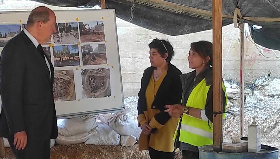 Ersin Tatar KŞK’nın Atlılar Şehitliği’ndeki kazı çalışmalarını inceledi
