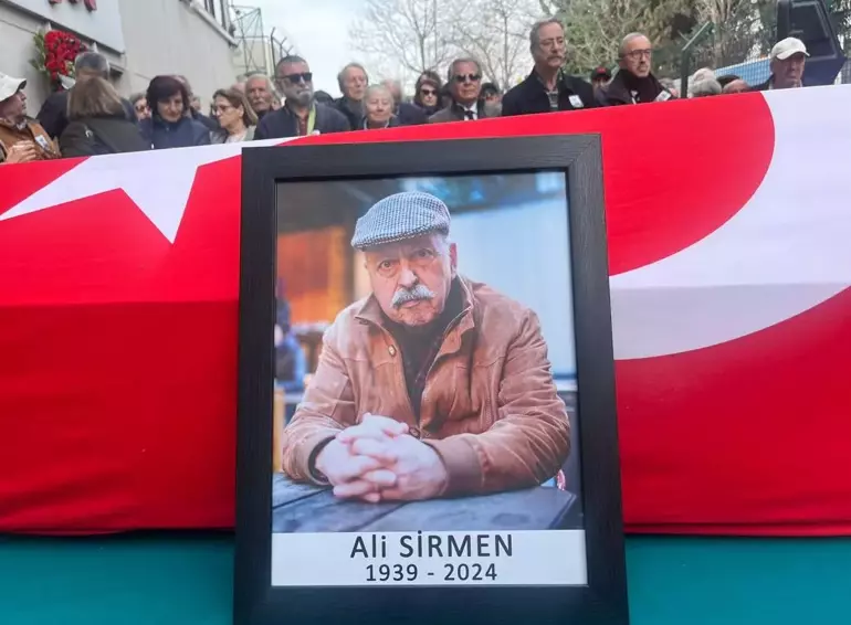 Gazeteci Ali Sirmen için Cumhuriyet Gazetesi önünde tören