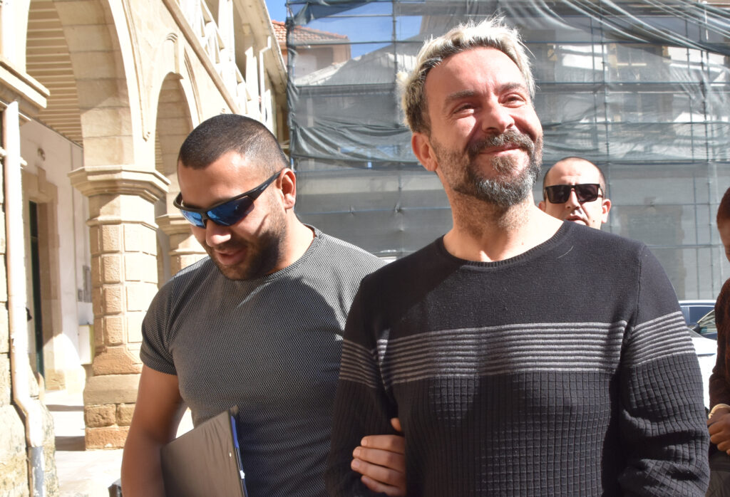 Dövme sildirirken bir müşterinin bileğini yaktığı gerekçesiyle tutuklanan zanlıya 2 gün daha ek tutukluluk verildi!