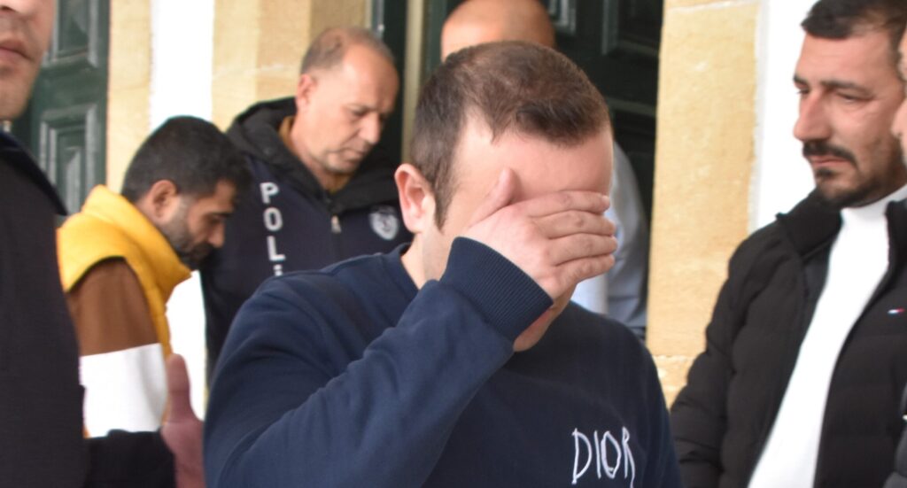 otelden hırsızlık yaptığı gerekçesiyle tutuklanarak, bugün mahkemeye çıkarıldı.