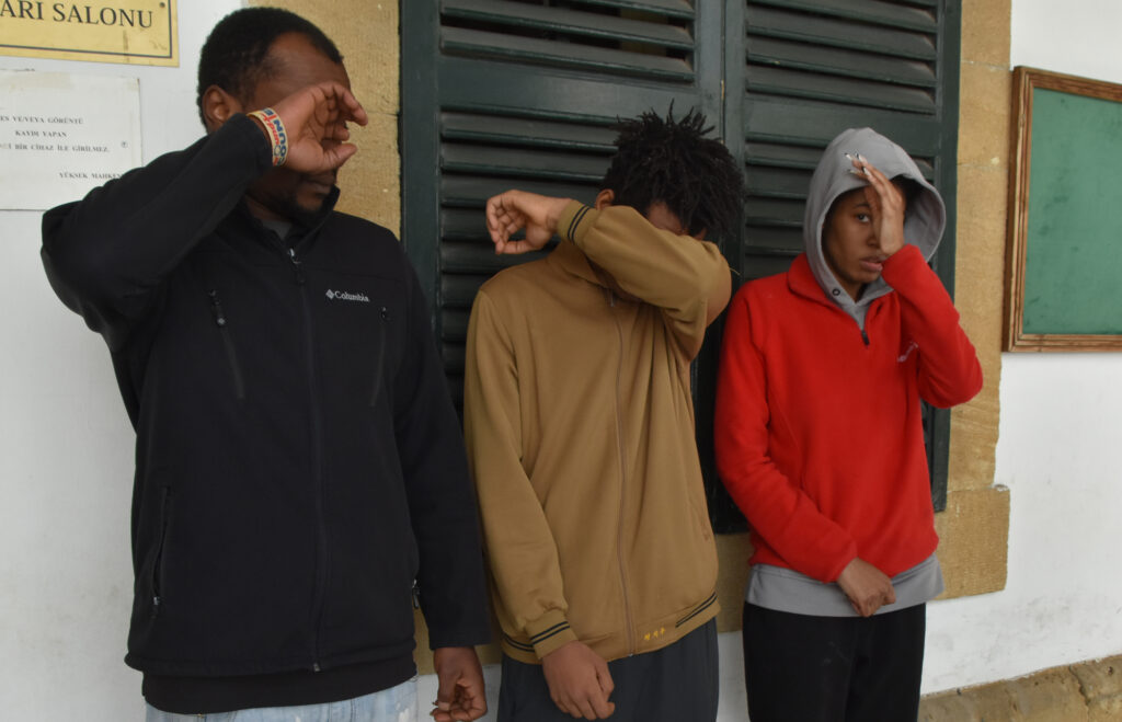 Mahkemeye çıkarılan kaçaklar cezaevine çıkarıldı!