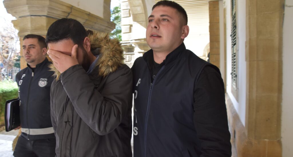 Sirkat ettiği paralarla kız arkadaşına cep telefonu aldı!