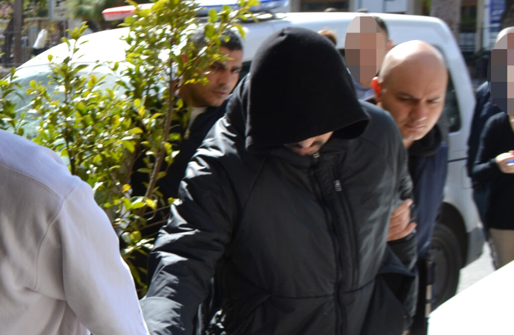 Polis ekipleri tarafından yapılan kontrolde aracında yüksek miktarda para ve demir sopa bulundu!