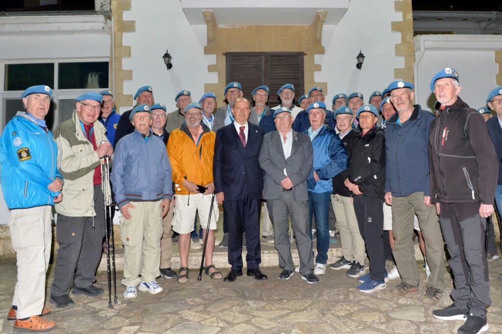 Tatar Kıbrıs’ta görev yapan İsveçli BM Barış Gücü gazilerinden oluşan heyeti kabul etti