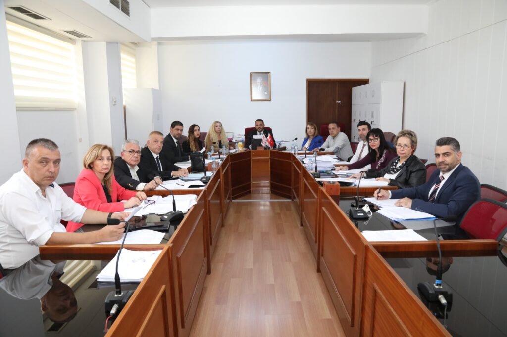 Meclis komitesi “Konut Edindirme (Değişiklik) Yasa Tasarısı” ve “Tasdik Memurları Yasa Tasarısı”nı ele aldı