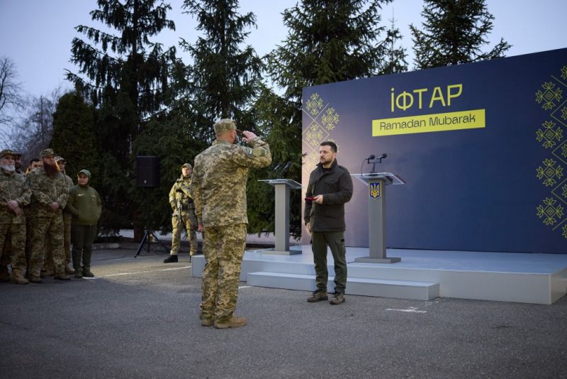 Zelenskiy, Ukrayna ordusunda görevli Müslüman askerlerin iftar programına katıldı