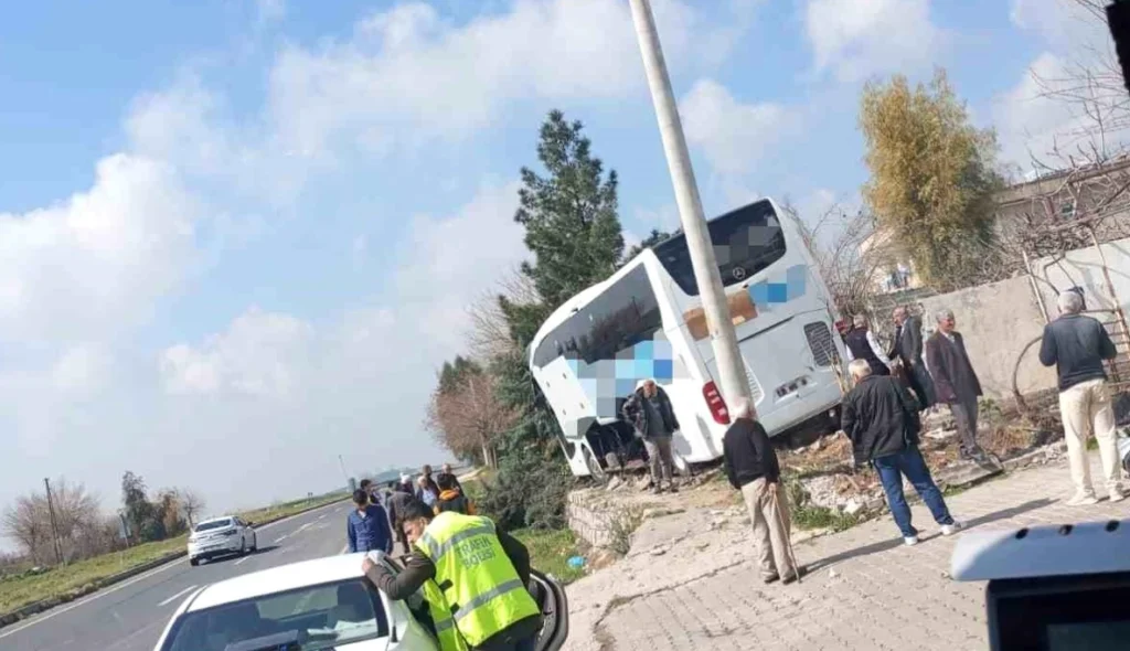 Yolcu otobüsü kontrolden çıkıp evin bahçesine girdi