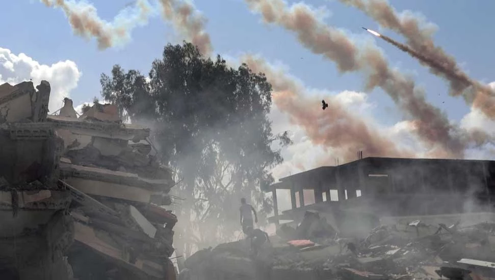 İsrail Gazze’de yüzlerce Filistinlinin toplu defnedildiği mezarlığı bombaladı