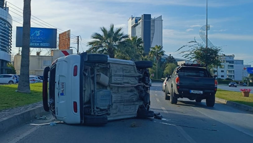 Gönyeli’de trafik kazası: Araç yan devrildi!