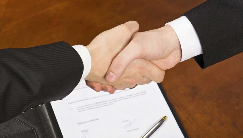 Kamu-İş, Tatlısu Belediyesi ile BES arasındaki sözleşmeyi mahkemeye taşıdı, geçici olarak durduruldu