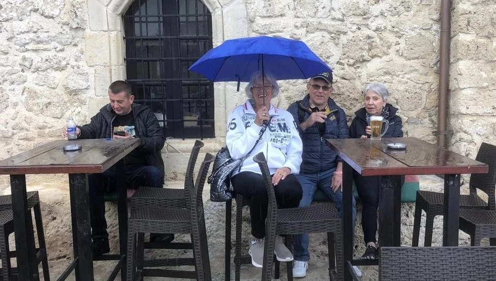 Girne esnafı şemsiye sorununa halen daha çözüm bekliyor, turistler ıslanmaya devam ediyor!