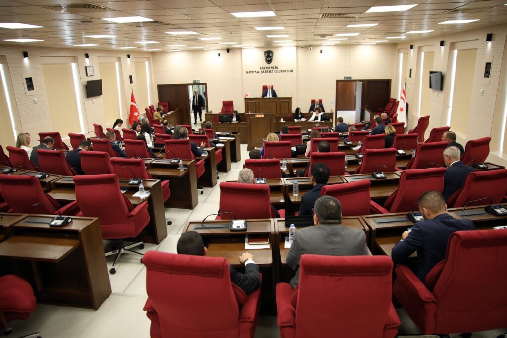 Cumhuriyet Meclisi Genel Kurulu’nda ilk olarak onaya sunuşlar yapıldı