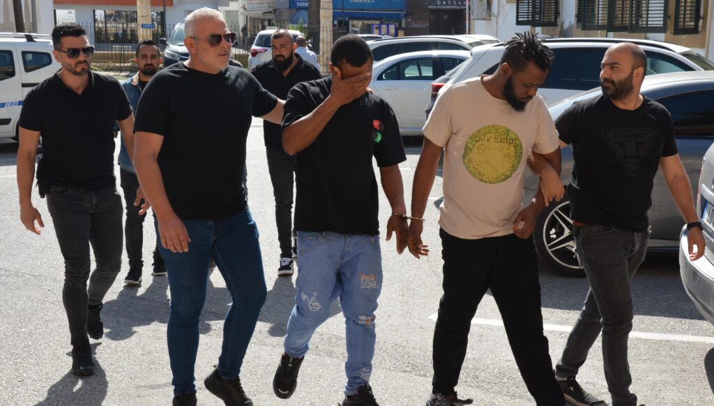 Kelepçe Operasyonunda bir kilo uyuşturucuyla yakalanan zanlılar mahkemeye çıkarıldı!