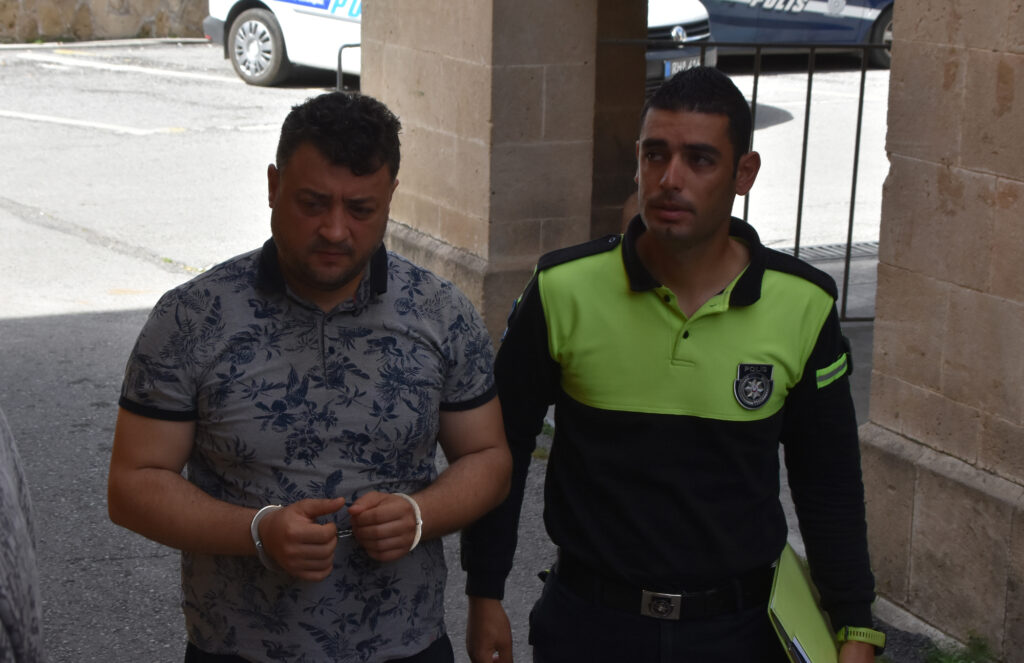 Kullanma yetkisi olmadığı kiralık araçla bisiklet sürücüsüne çarptı!