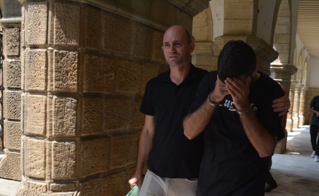 Bahis salonundan para çaldı, çaldığı parayla bahis oynadı