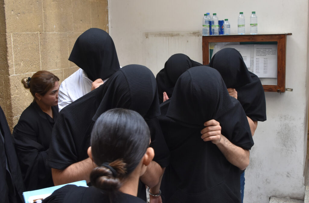 18 yaşındaki kıza tecavüz ettikleri iddia edilen 5 zanlı mahkemeye çıkarıldı!