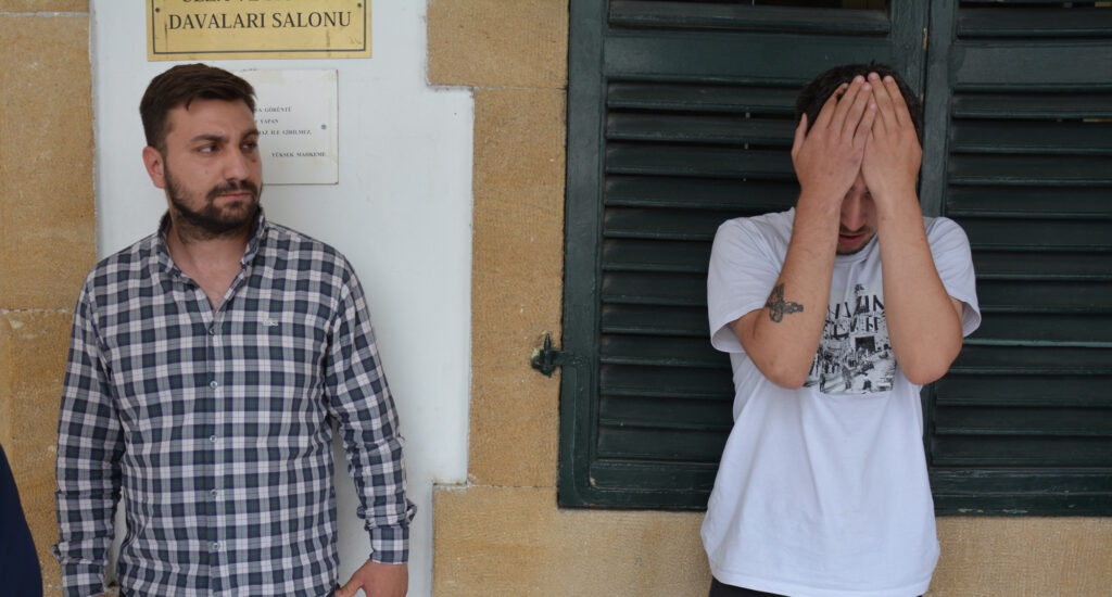 Gönyeli’de kız meselesi yuzunden kavga eden zanlılar mahkemeye çıkarıldı!