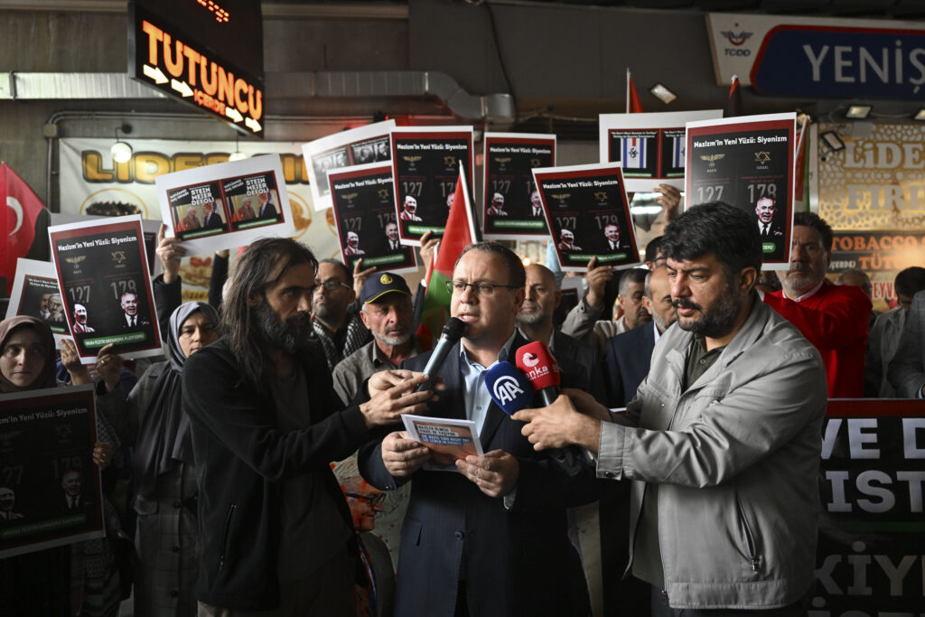 Almanya Cumhurbaşkanı Steinmeier, ülkesinin İsrail’e desteği nedeniyle Ankara’da protesto edildi