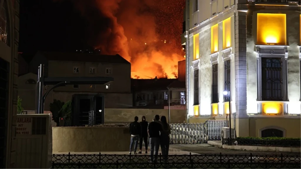 İzmir’de Tarihi Kemeraltı Çarşısı’nda yangın