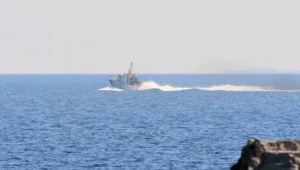 Rum polisi, sığınmacı akınının önlenmesi amacıyla uluslararası sularda devriye gezdi