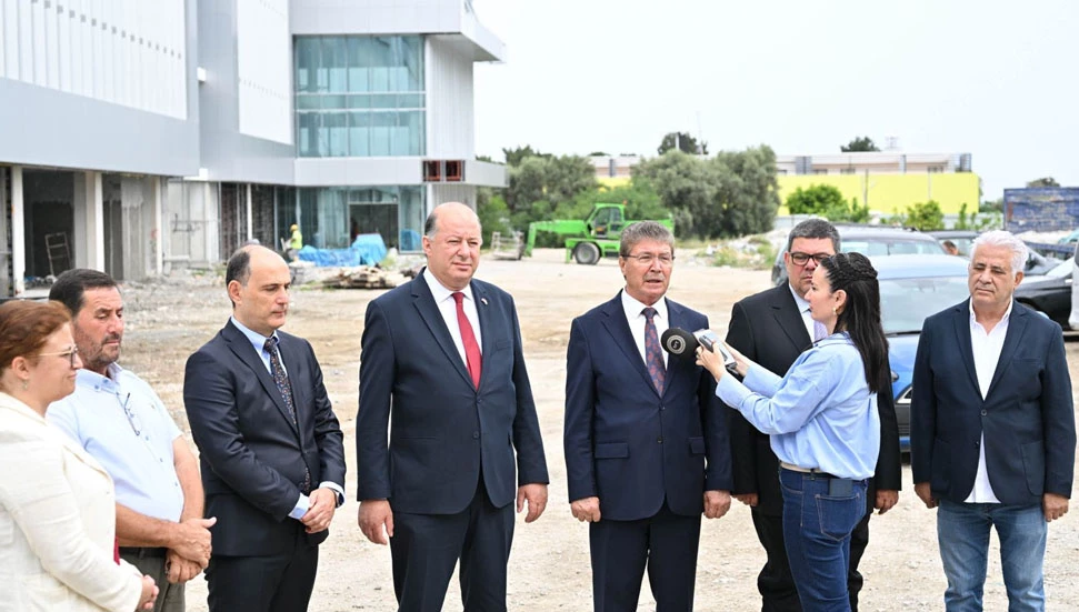 Ünal Üstel yapımı süren yeni Girne Hastanesi’ndeki çalışmaları yerinde inceledi