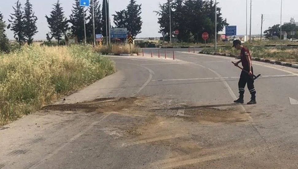 Polis uyardı: Sürücülerin dikkatine! Geçitkale-Dörtyol ana yoluna yağ döküldü, kayganlık oluştu