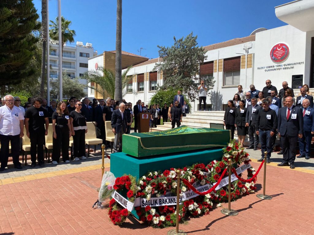 Doç. Dr. Nazım Beratlı, son yolculuğuna uğurlanıyor