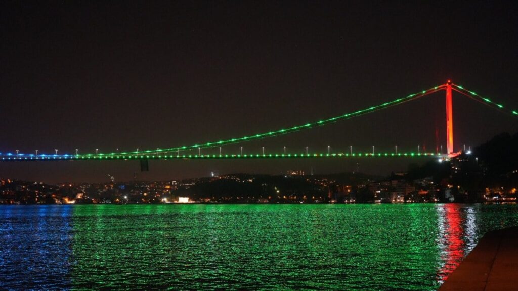 İstanbul’da köprüler Azerbaycan bayrağının renkleriyle aydınlatıldı