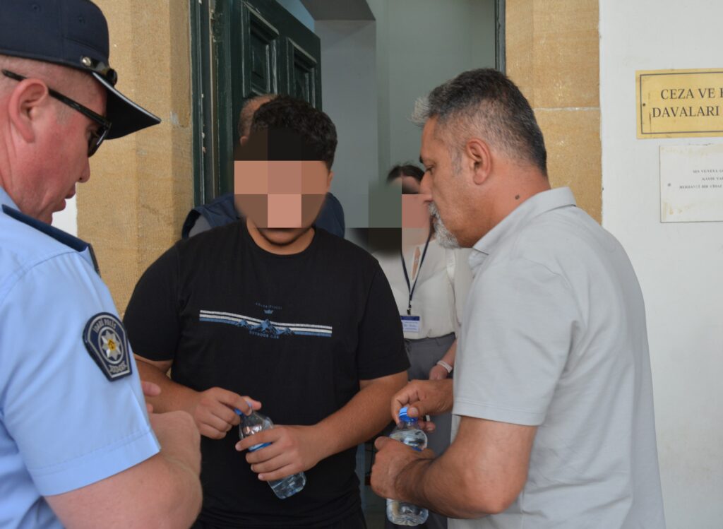 Sahte Almanya pasaportlu baba oğul ve bağlantılı iki zanlı tutuklandı!