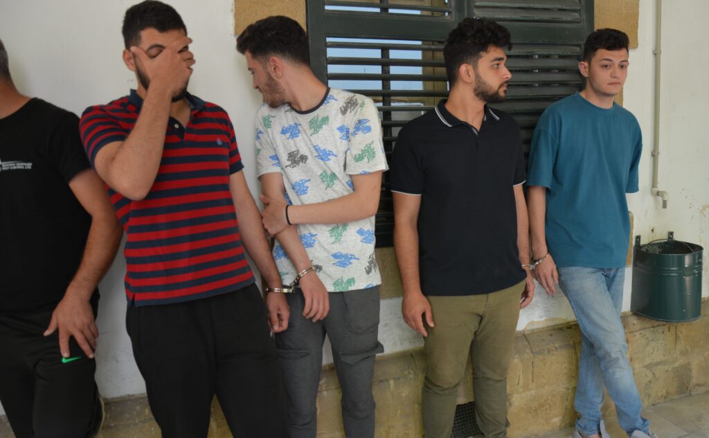 Demirhan’da marketten hırsızlık yapan zanlılar teminata bağlandı!